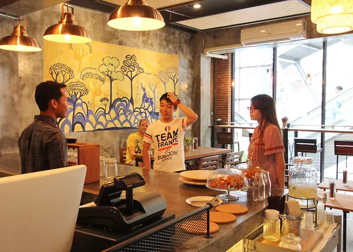Thonglor Travellers And Cafe *