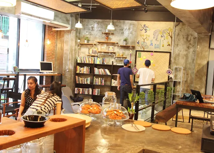 Thonglor Travellers And Cafe Hostel