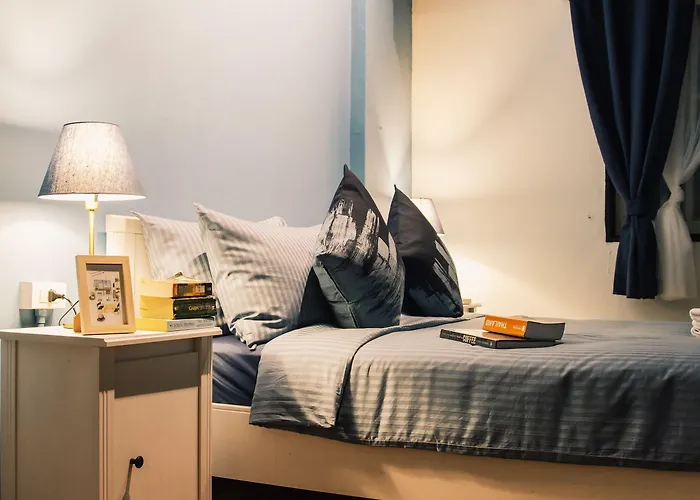 Thonglor Travellers And Cafe Hostel *
