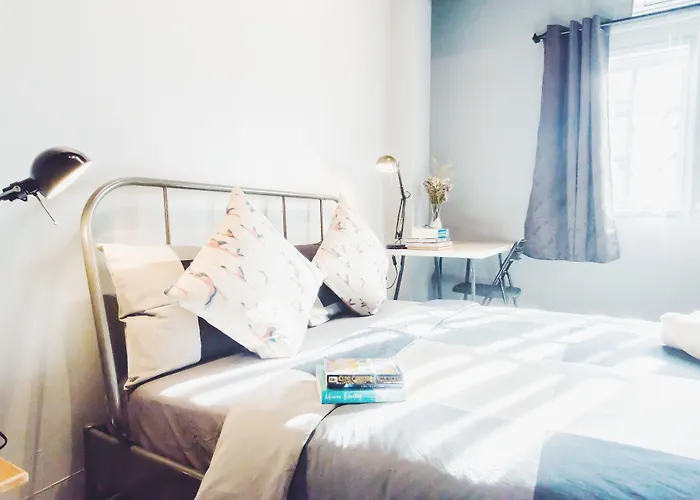 Thonglor Travellers And Cafe Hostel