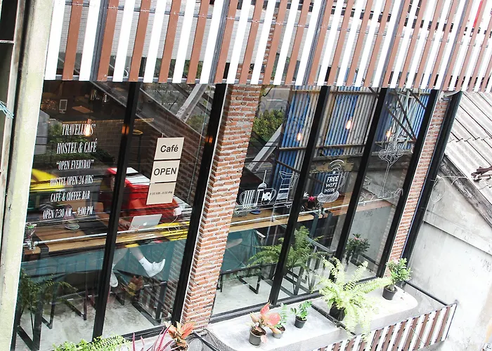 Thonglor Travellers And Cafe Hostel