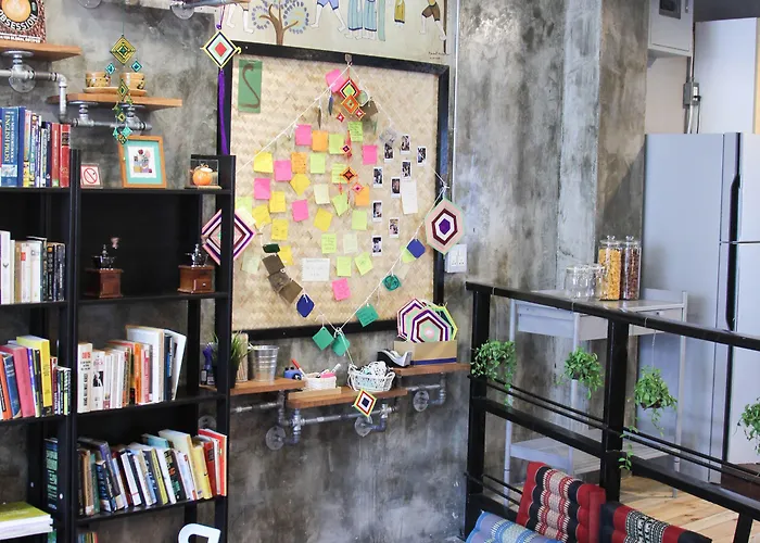 Thonglor Travellers And Cafe Hostel *