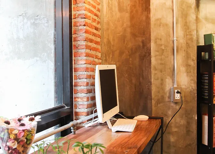 Thonglor Travellers And Cafe