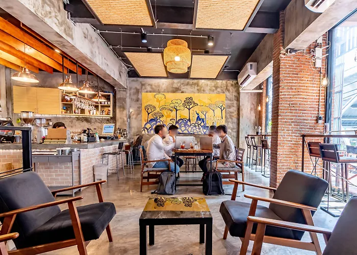 Thonglor Travellers And Cafe Hostel