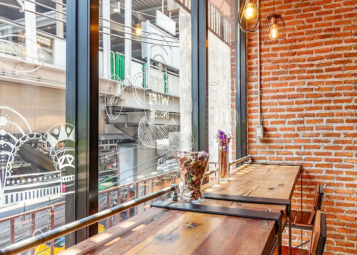 Hostel Thonglor Travellers And Cafe *