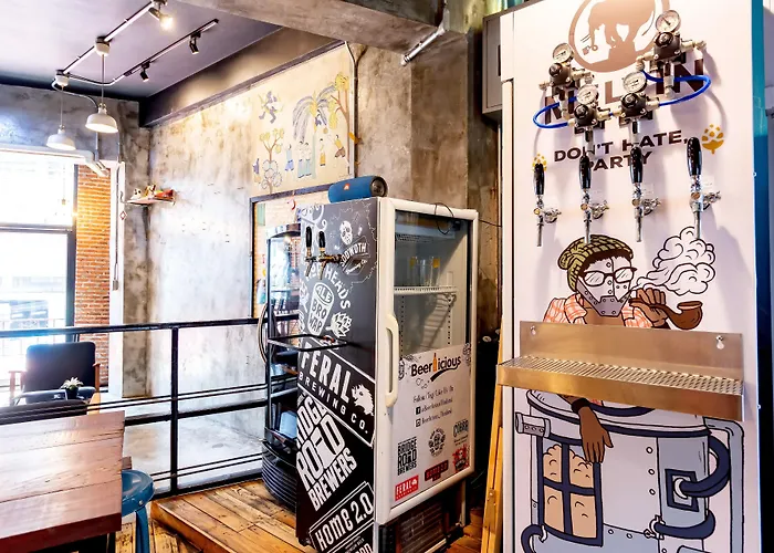 Thonglor Travellers And Cafe Hostel *