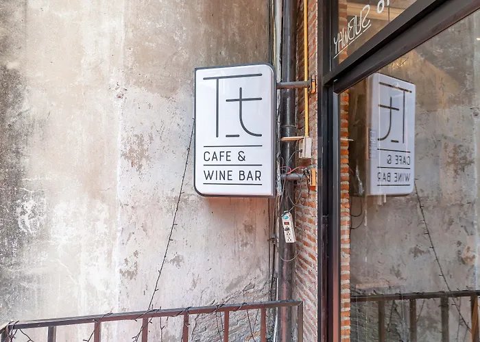 Thonglor Travellers And Cafe Hostel Bangkok