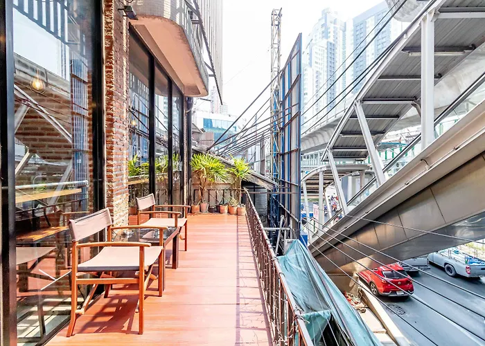 Hostel Thonglor Travellers And Cafe