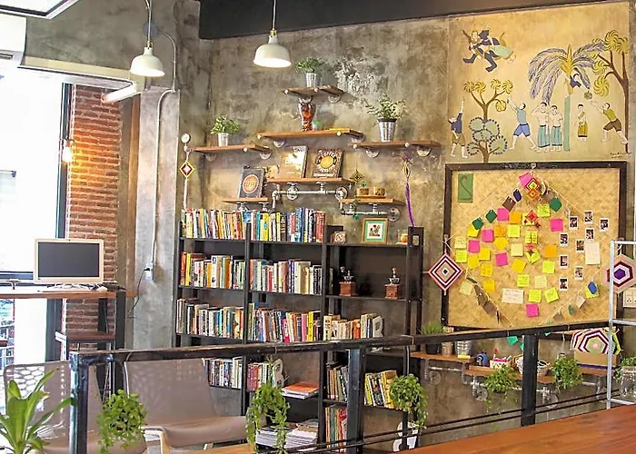Thonglor Travellers And Cafe *