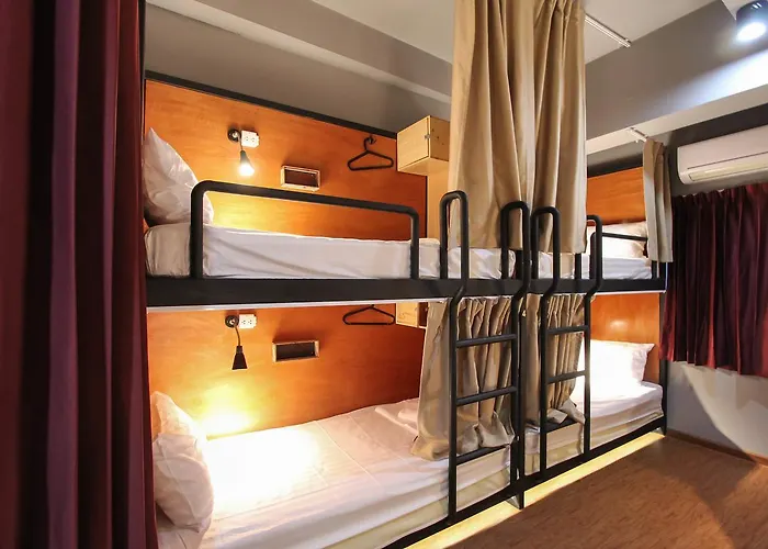 Thonglor Travellers And Cafe Hostel *