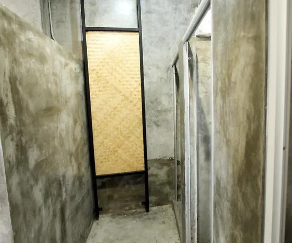 Thonglor Travellers And Cafe Hostel *
