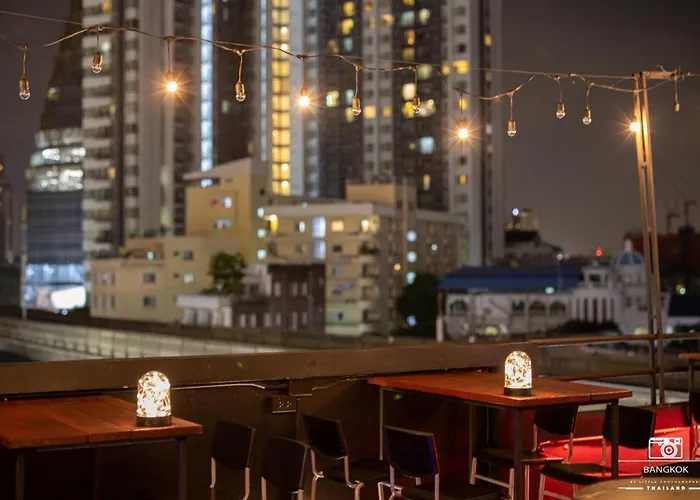 Hostel Thonglor Travellers And Cafe *