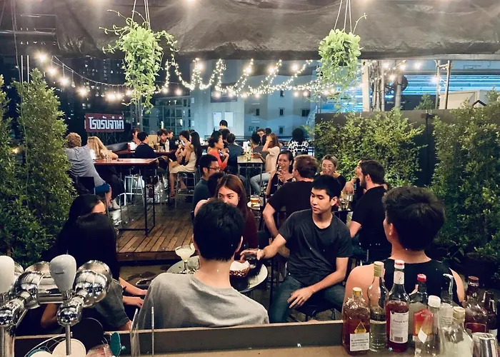 Thonglor Travellers And Cafe Hostel