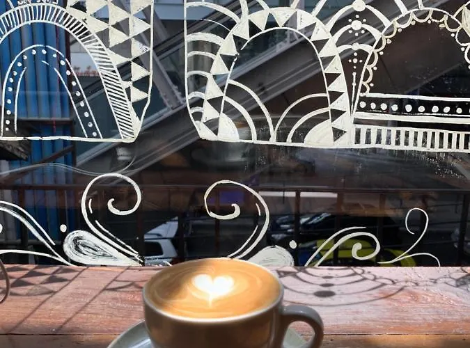 Thonglor Travellers And Cafe Hostel *