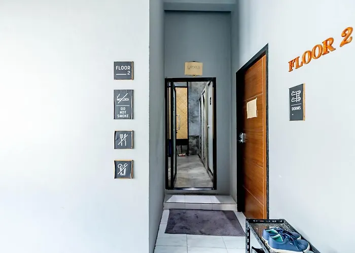 Thonglor Travellers And Cafe Hostel *