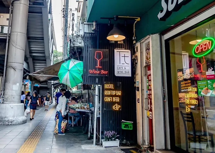 Hostel Thonglor Travellers And Cafe
